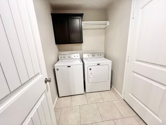 Building Photo - Beautiful, fully furnished 3 bed, 2 bath, ...