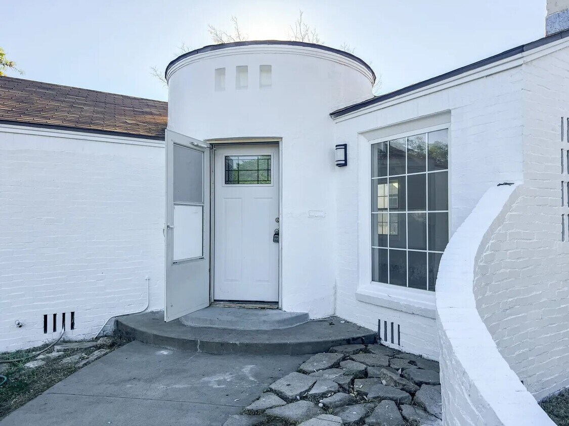Primary Photo - 2701 S Tyler St