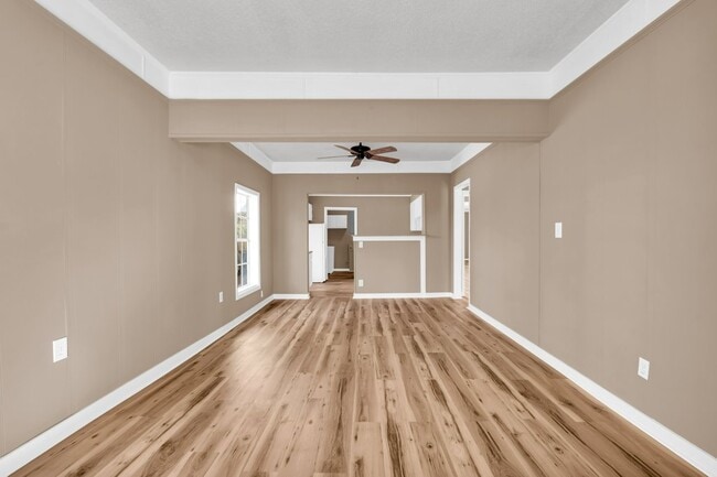 Building Photo - 433 E Jordan Ave