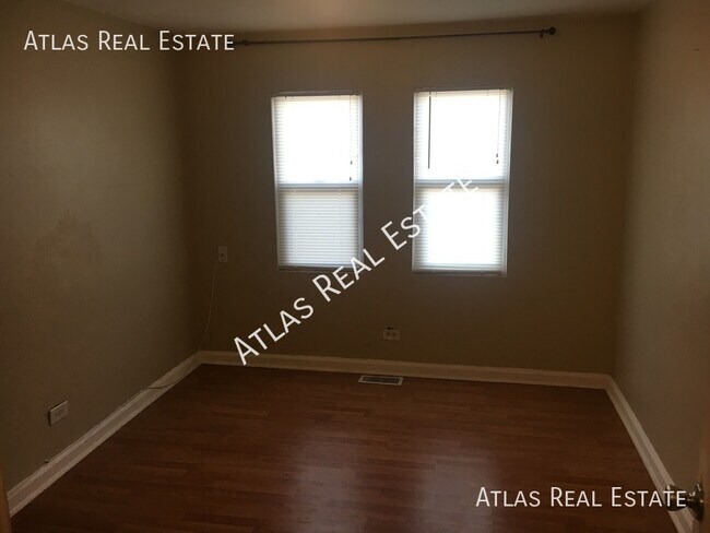 Building Photo - 1 Bedroom Apartment with a FENCED IN BACKY...