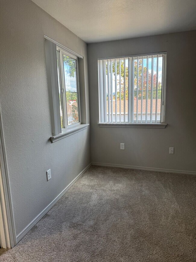 Foto del edificio - Life Just Got Better Come See For Yourself At Powell Court Apartments!!