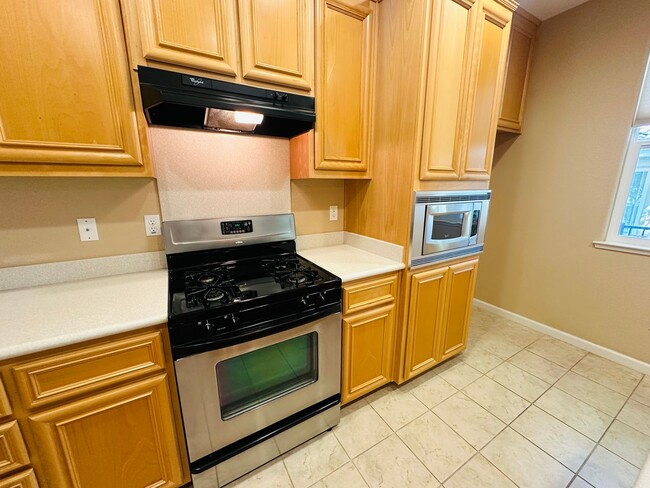 Building Photo - 2 Bedroom 2 Bath Home in Eskaton 55+ Commu...