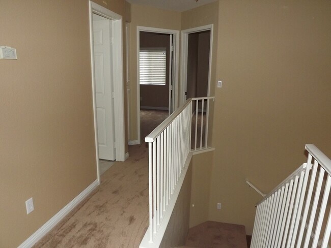 Foto del edificio - WONDERFUL 2 STORY HOME IN THE HEART OF GREEN VALLEY 3 BED 2.5 BATH BEAUTIFULLY LANDSCAPED!