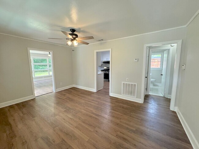 Building Photo - 3 BED | 2 BATH | BONA BELLA