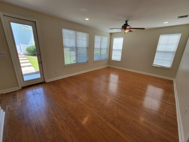 Foto del edificio - 4061 Shady View Ln
