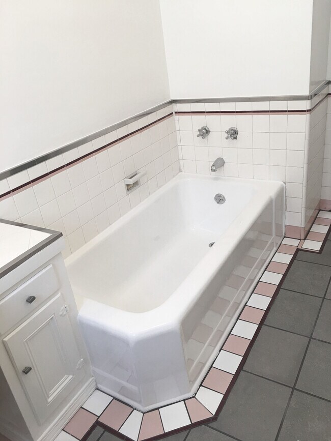 Tub and historic tile - 1207 1/2 S Alfred St