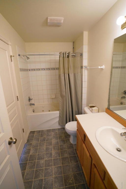 Building Photo - 2 Bedroom Townhouse near Sand Lake!