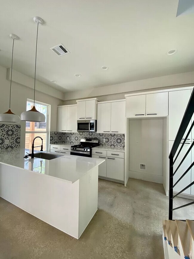Building Photo - 409 W 55th St