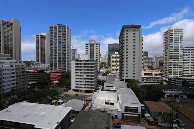 Foto del edificio - Liliuokalani Plaza – 2 bedroom, 2 bath with 1 covered parking