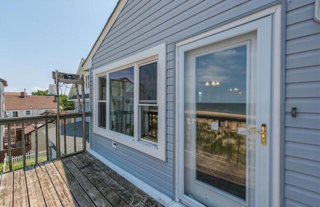 Building Photo - Stunning Beachfront Condo!