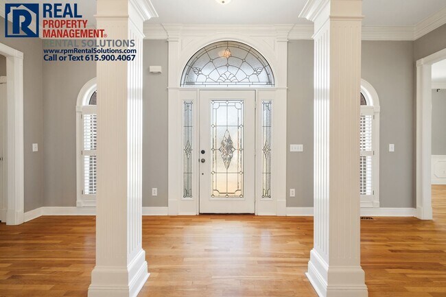 Foto del edificio - Great 4 bedroom home PLUS bonus and Garage...