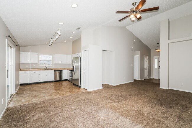 Foto del edificio - 5309 Waterton Lakes Dr
