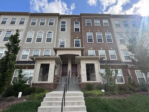 Building Photo - 9718 Vang Dr
