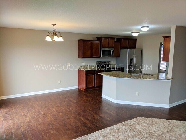 Building Photo - Beautifully renovated 3 Bedroom, 2.5 Bath ...