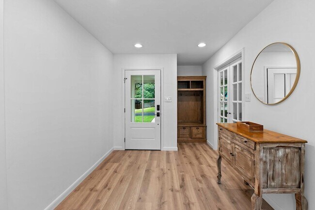 Foto del edificio - 8806 Ridgehill Dr
