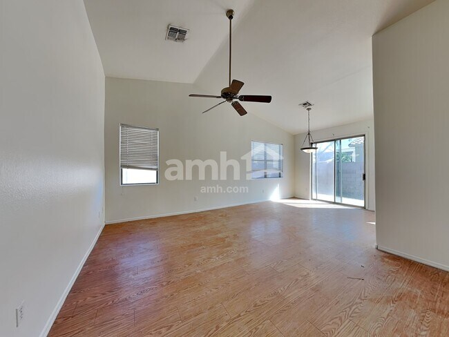 Foto del edificio - 8953 E Capri Ave