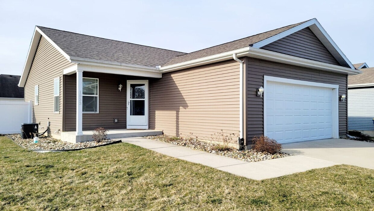 Primary Photo - 1533 Tall Grass Prairie Dr