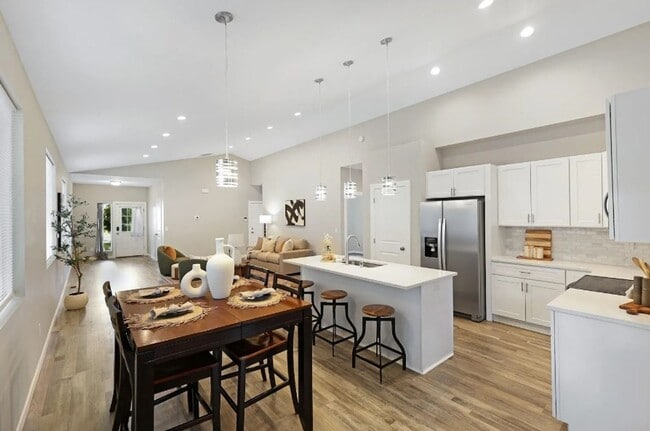 Foto del edificio - Modern Updates Meet Classic Charm in This ...