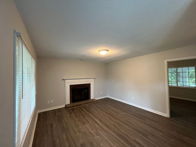 Building Photo - 1325 Pebblebrook Rd