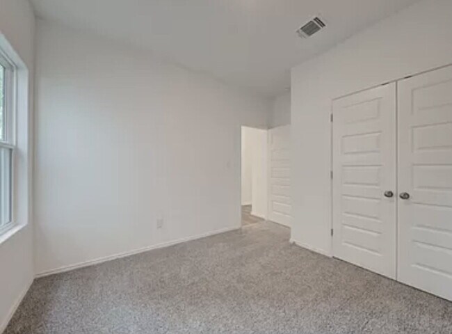 Foto del edificio - "Spacious 3-Bedroom Gem with 2 Full Baths on Chandler Road - Your San Antonio Sanctuary Awaits!"