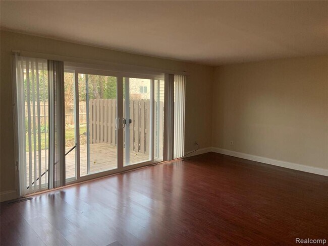 Foto del edificio - 6320 Laurentian Ct