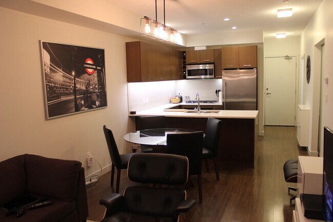 Photo du bâtiment - Furnished Executive Apt: 1 Bed (+ Den), 2 ...