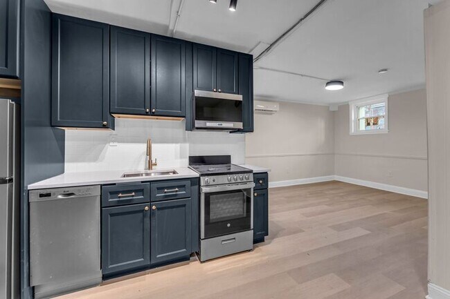 Building Photo - 300 E 30th St