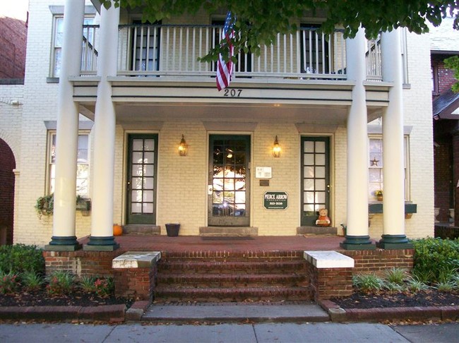 Building Photo - 2709 W Cary St