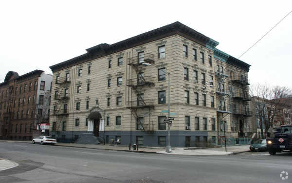 Primary Photo - 169 Howard Ave