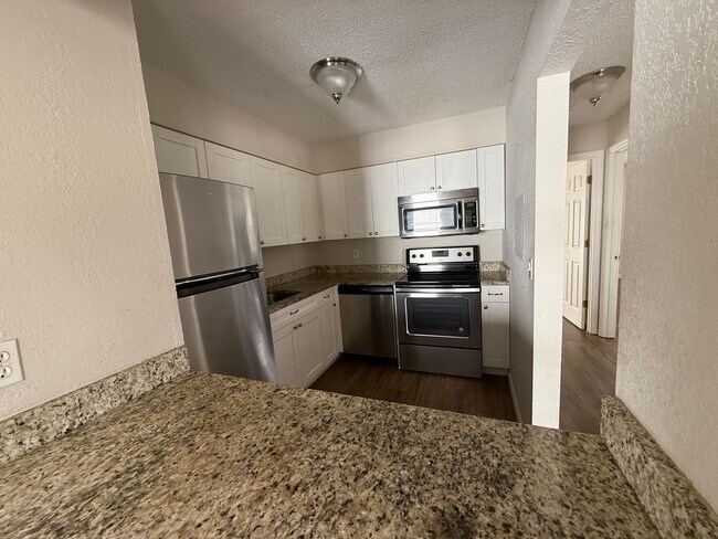 Building Photo - Charming 2 bedroom home with a pool