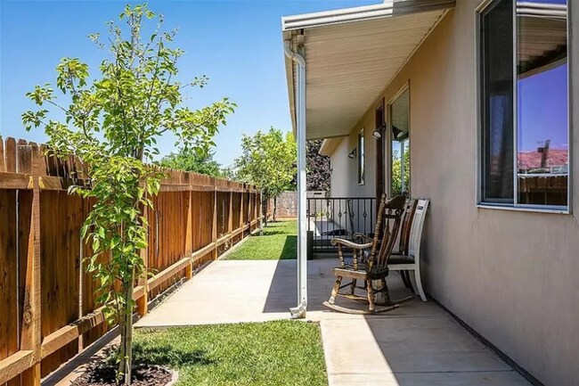 Foto del edificio - 897 Country Ln