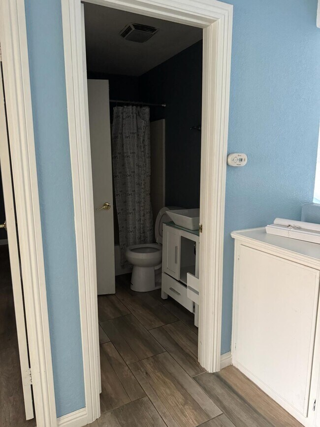 Foto del edificio - 5543 N Magnolia Dr