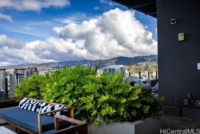 Building Photo - 987 Queen St