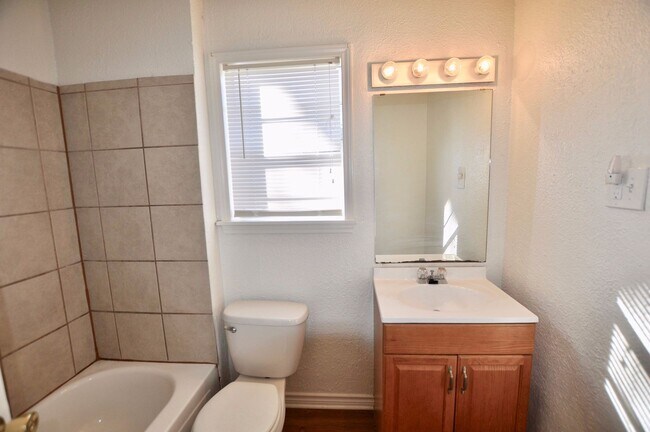 Building Photo - FOR LEASE! 1 BR - 1 BA Frame Home in Weatherford with Large Fenced Backyard