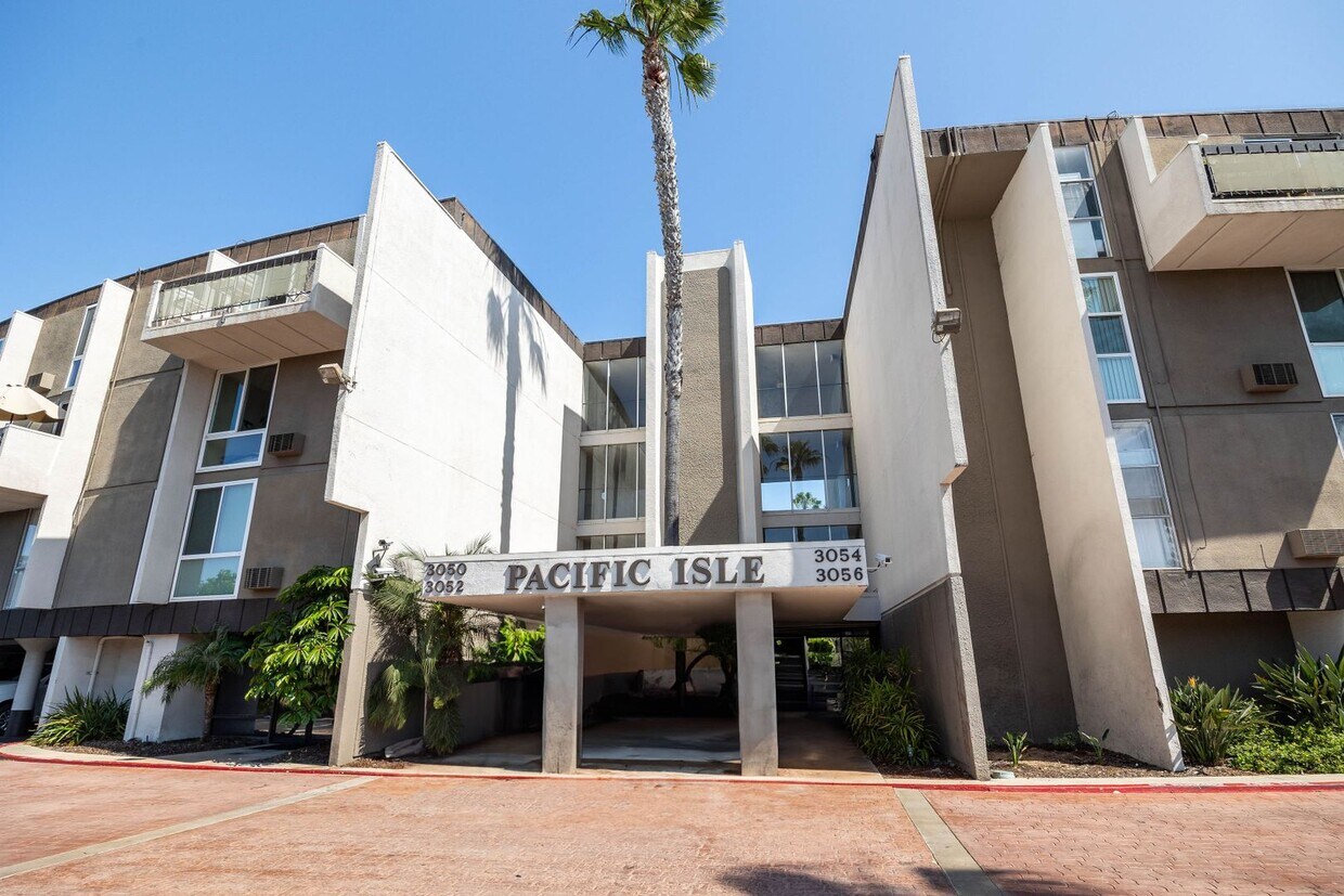 Foto principal - Pacific Isles - Point Loma Renovated Condo- Gated Community, Some Utilities Included, Parking, an...