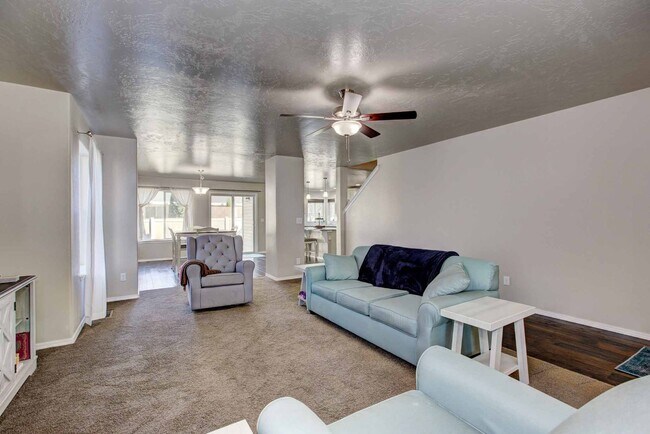 Building Photo - Beautiful 6 bed 2.5 bath home located in t...