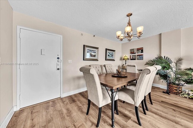 Foto del edificio - 17600 N Bay Rd