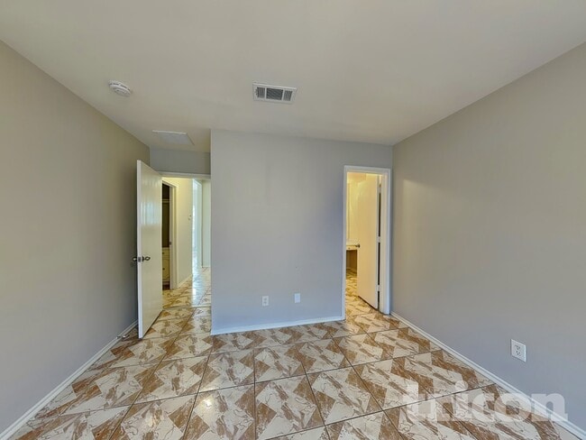 Foto del edificio - 7112 Avington Way