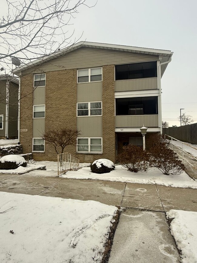 Building Photo - One bedroom upstairs apartment for rent