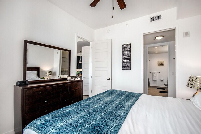 Foto del edificio - 2002 Holcombe Blvd