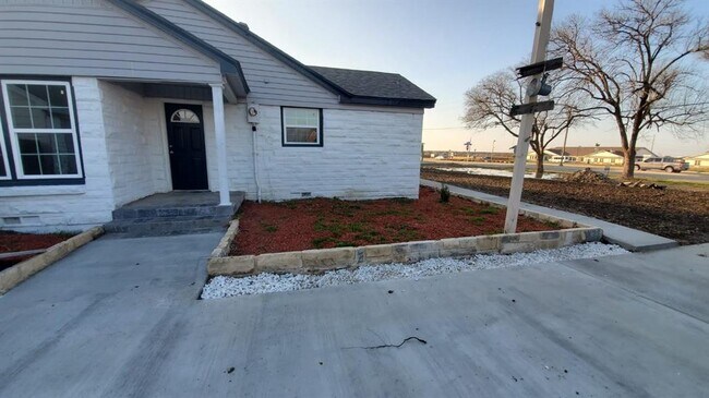 Building Photo - 725 W Brown St