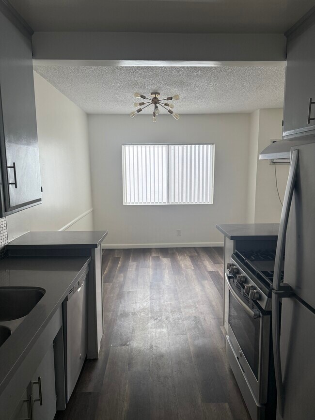 Foto del edificio - 1031 N Harper Ave