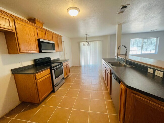 Foto del edificio - $1,795 Belmont & McCall, 2 Bedroom - Belmo...