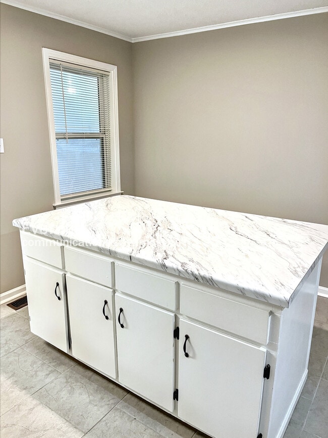 Building Photo - Updated and Spacious 3 Bedroom Home in Her...