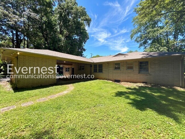 Building Photo - 3-Bed/1.5-Bath Home with Fenced Yard/Pet Friendly/ Available Soon!