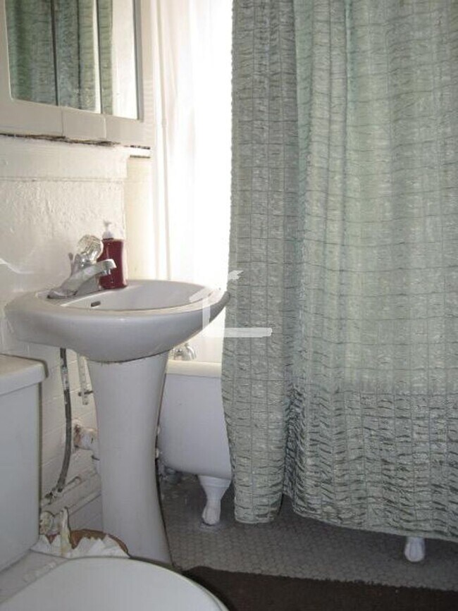 Foto del edificio - Nicely renovated 2 bed for the upcoming sc...