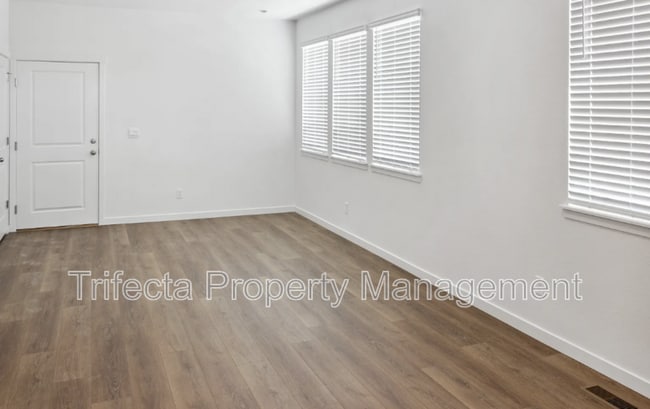Building Photo - 628 Thoroughbred Ln