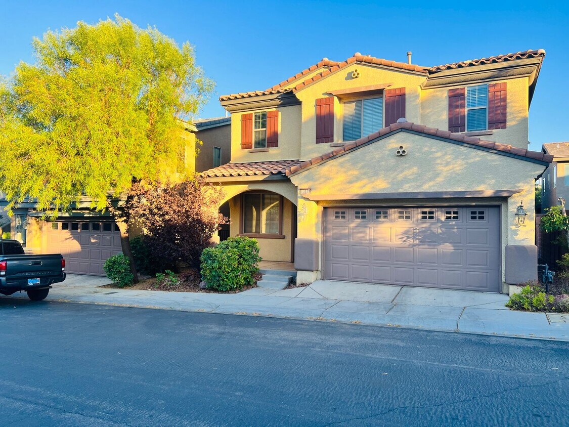 Foto principal - Gorgeous two story 3 bedroom 2 Bathroom Ho...