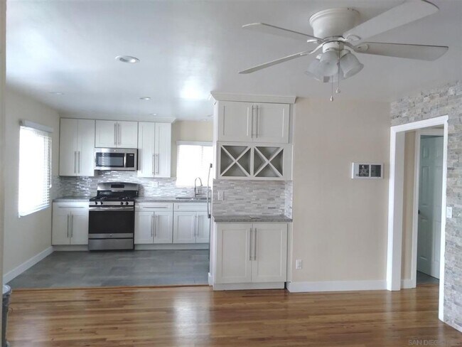 Building Photo - 2 BED 1 BATH Duplex Including 1 Car Garage in KENSINGTON