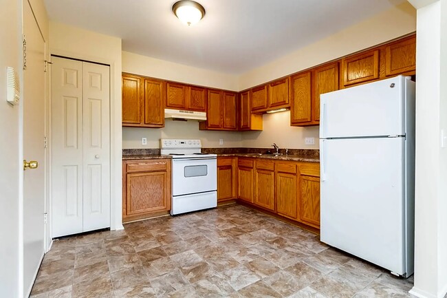 Kitchen - Colonial Hills Apartments